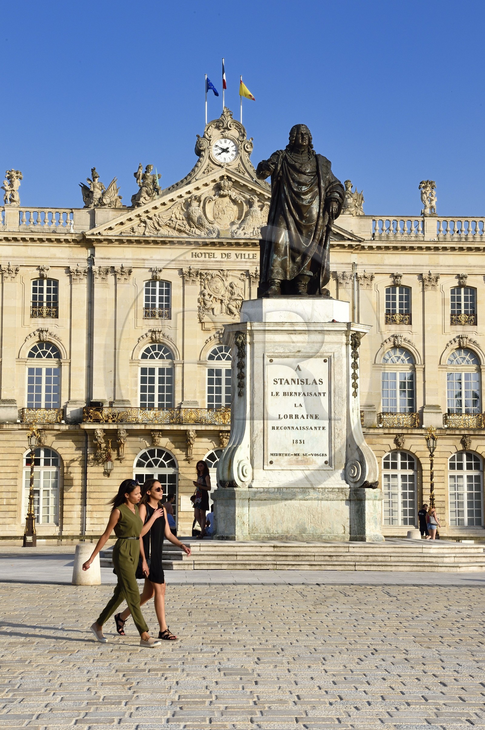 France, Meurthe-et-Moselle (54), Nancy, place Stanislas (ancienne Place Royale) construite par Stanislas Leszczynski représenté par la statue, roi de Pologne et dernier duc de Lorraine au XVIIIe siècle, classée Patrimoine Mondial de l'UNESCO, l'Hotel de ville