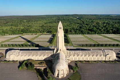 France, Meuse (55), Douaumont, bataille de Verdun, ossuaire de Douaumont, tombes de soldats align