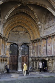 France, Vosges (88), Epinal, la basilique Saint-Maurice, portail des Bourgeois sous le porche