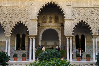 Espagne, Andalousie, Séville, Alcazar de Séville (Reales Alcazares de Sevilla), classé Patrimoine Mondial de l'UNESCO, la Cour des Demoiselles (Patio de las Doncellas)