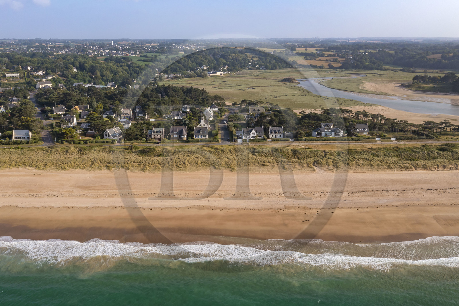 France, Côtes d'Armor (22), Grand Site de France Cap d'Erquy – Cap Fréhel, Fréhel, plage de Sables-d'Or-les-Pins et l'estuaire de la rivière l'Islet (vue aérienne)