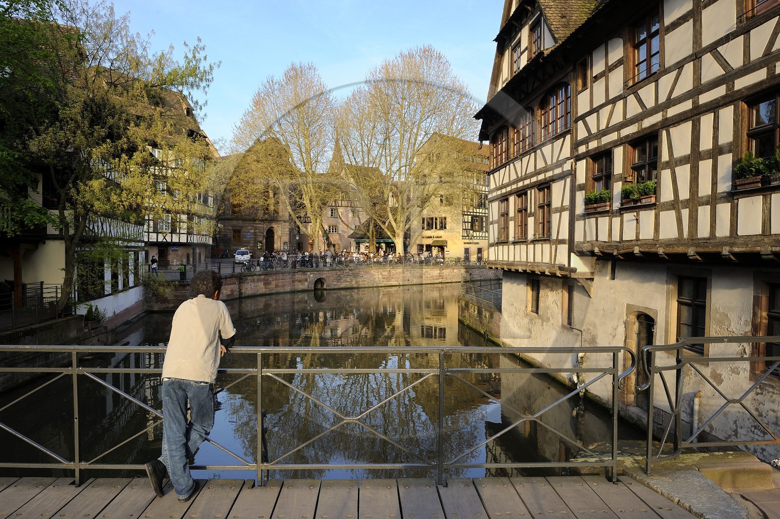 France, Bas Rhin (67), Strasbourg, quartier de la Petite France, vue de la place Benjamin Zix depuis le pont du Faisan sur un bras de l'Ill