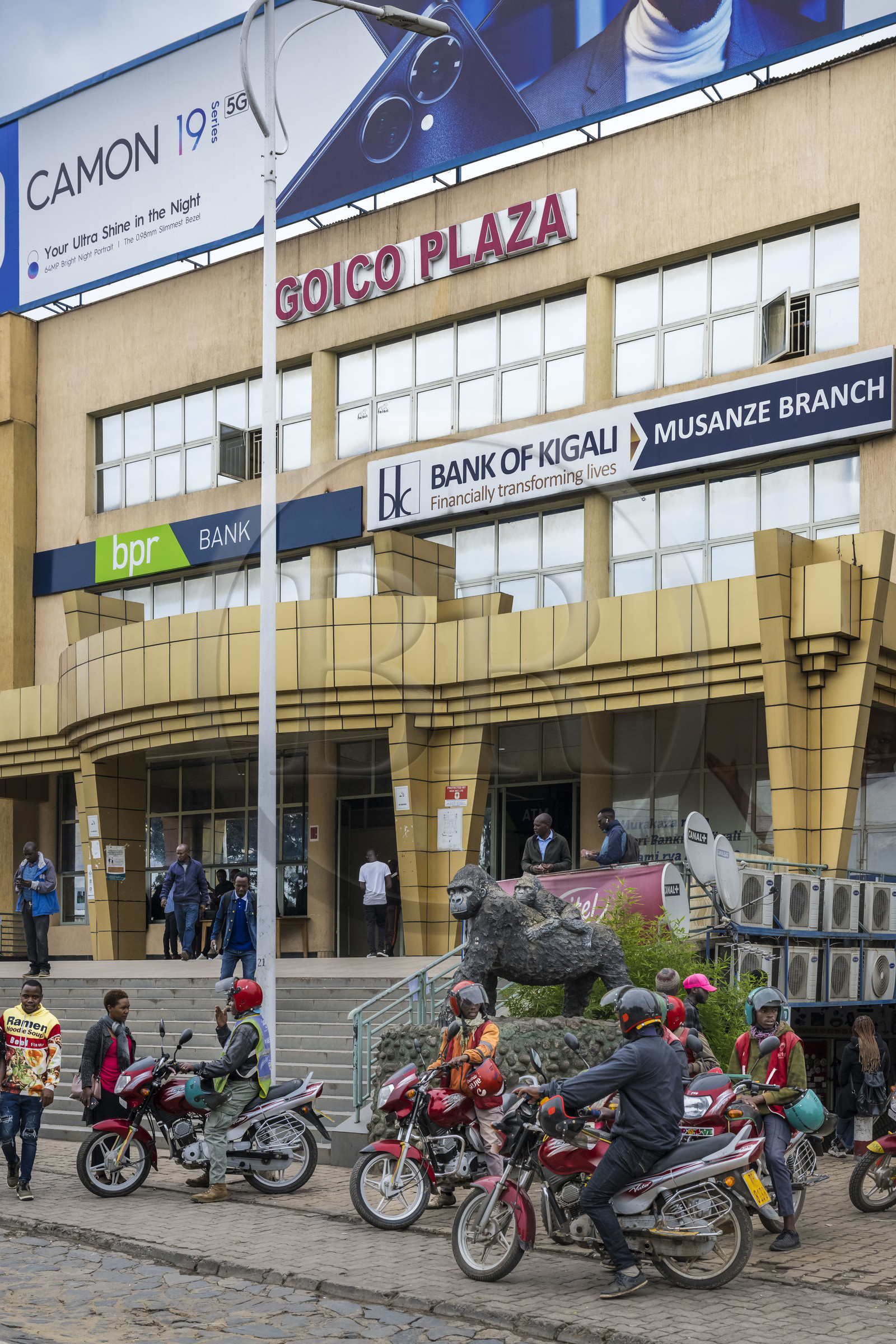 Rwanda, Province du Nord, Musanze (anciennement nommée Ruhengeri), centre commercial Goico plaza, moto taxi attendant le client