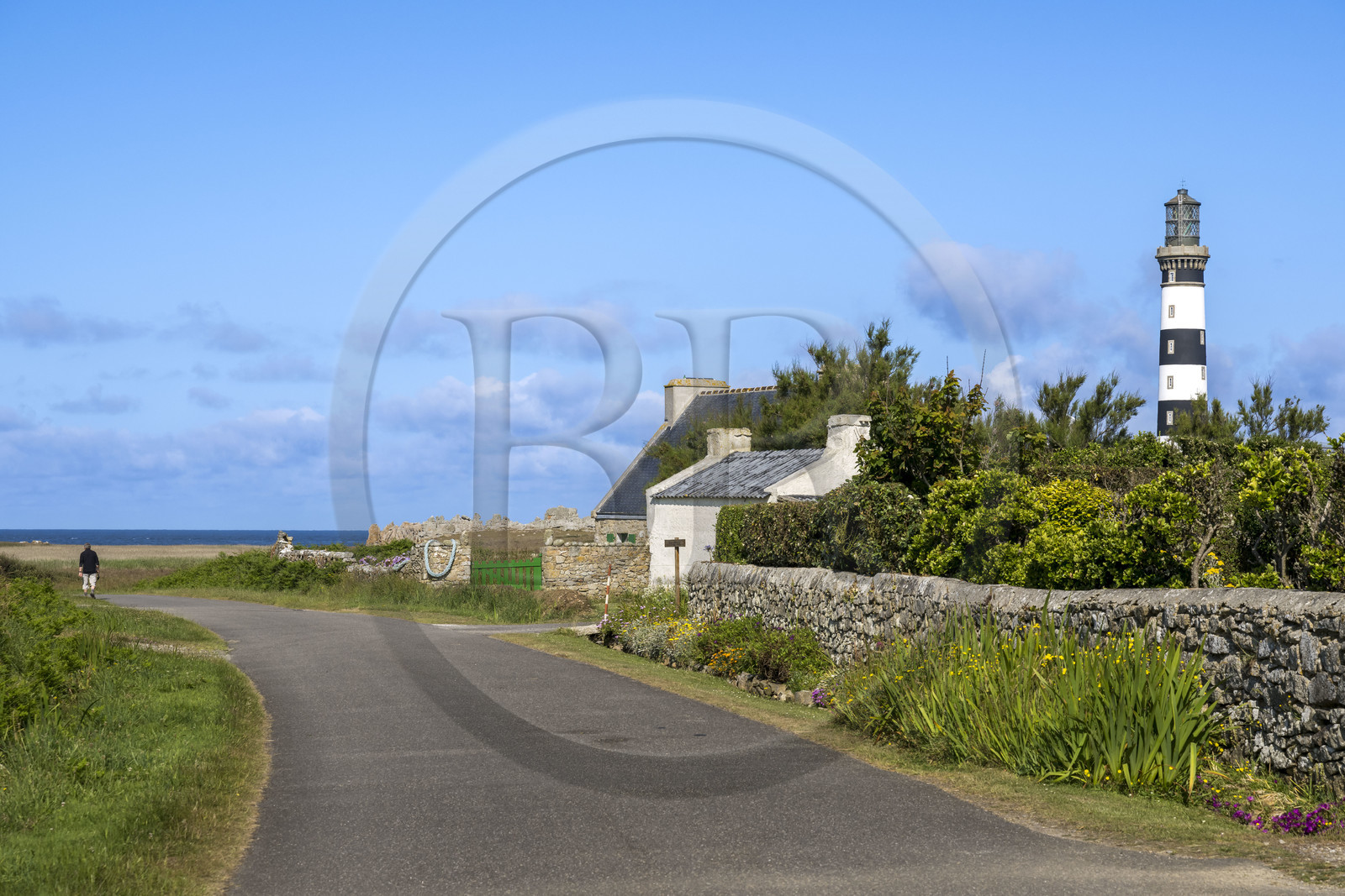 France, Finistère (29), Mer d'Iroise, Ile d'Ouessant, maison à Keridreux et le phare du Créac’h en arrière plan