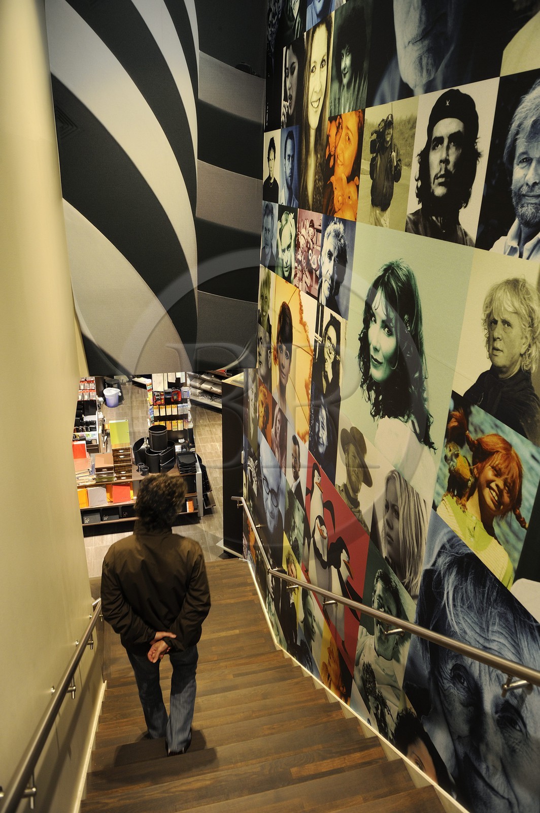 Norvège, Oslo, intérieur du Café - librairie Norli dans les nouveaux quartiers des docks derrière Ackerbrygge