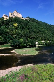 France, Dordogne, Castelnaud la Chapelle castle and the Dordogne river