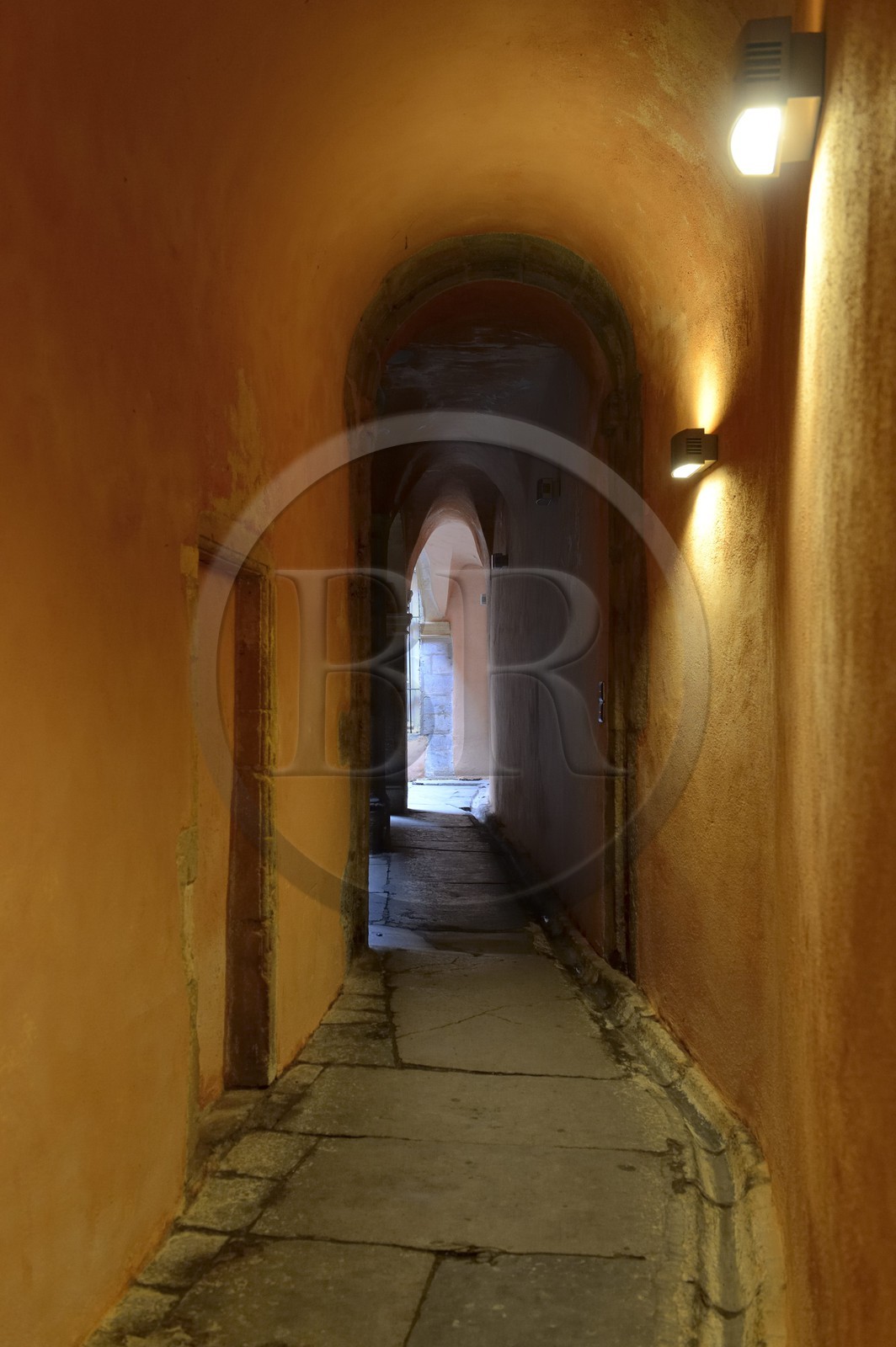 France, Rhône (69), Lyon, site historique classé Patrimoine Mondial de l'UNESCO, Vieux Lyon, traboule reliant le 6 rue des Trois Maries au 27 rue Saint Jean France, Rhône (69), Lyon, site historique classé Patrimoine Mondial de l'UNESCO, Vieux Lyon, traboule reliant le 6 rue des Trois Maries au 27 rue Saint Jean