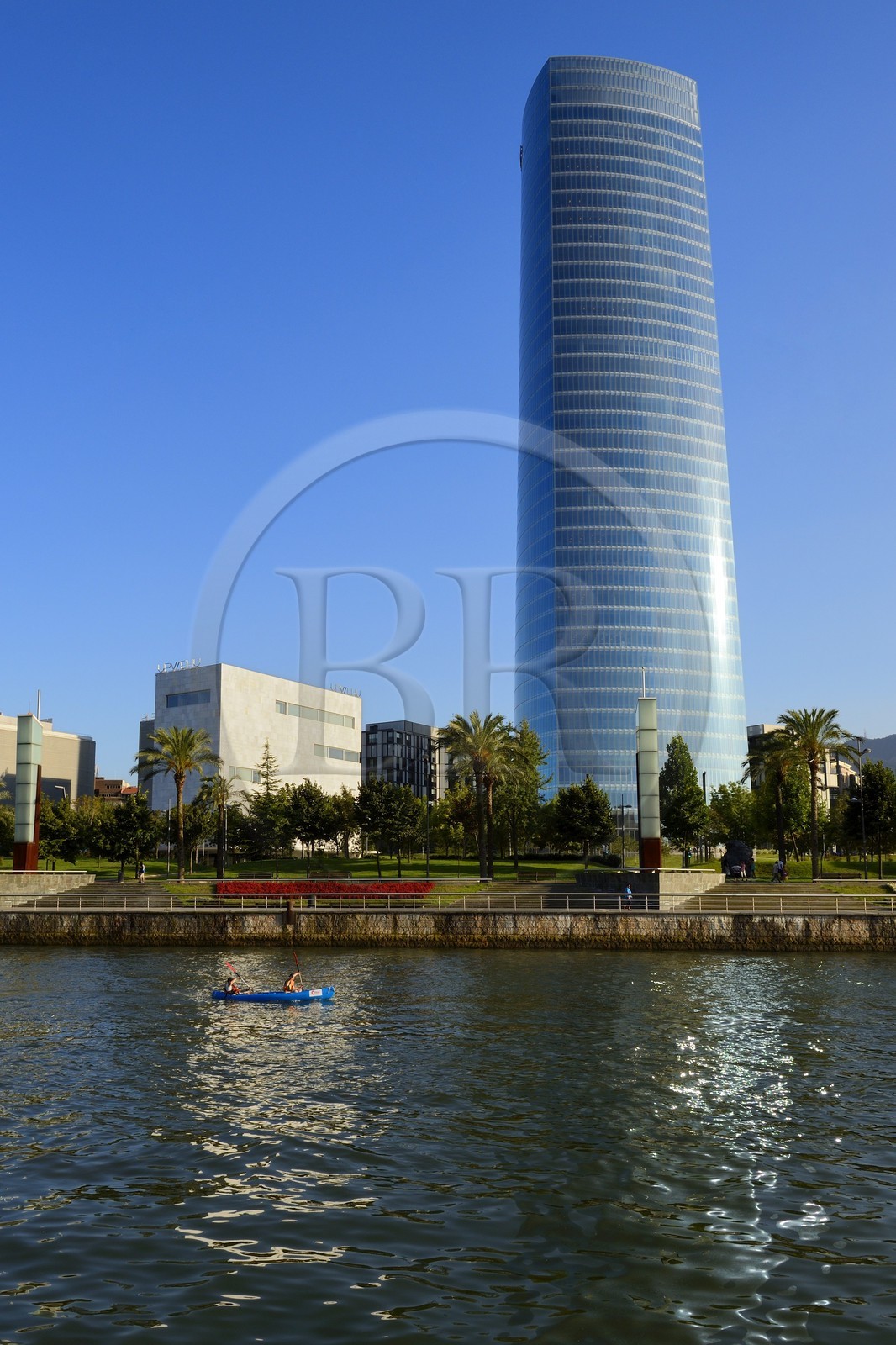 Espagne, Biscaye, Pays Basque espagnol, Bilbao, la Tour Iberdrola de l'architecte argentin César Pelli est un gratte-ciel de 165 mètres Espagne, Biscaye, Pays Basque espagnol, Bilbao, la Tour Iberdrola de l'architecte argentin César Pelli est un gratte-ciel de 165 mètres