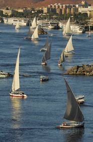 Egypte, Haute Egypte, Nubie, vallée du Nil, Assouan, felouques et bateau de croisière sur le Nil, le port en arrière plan