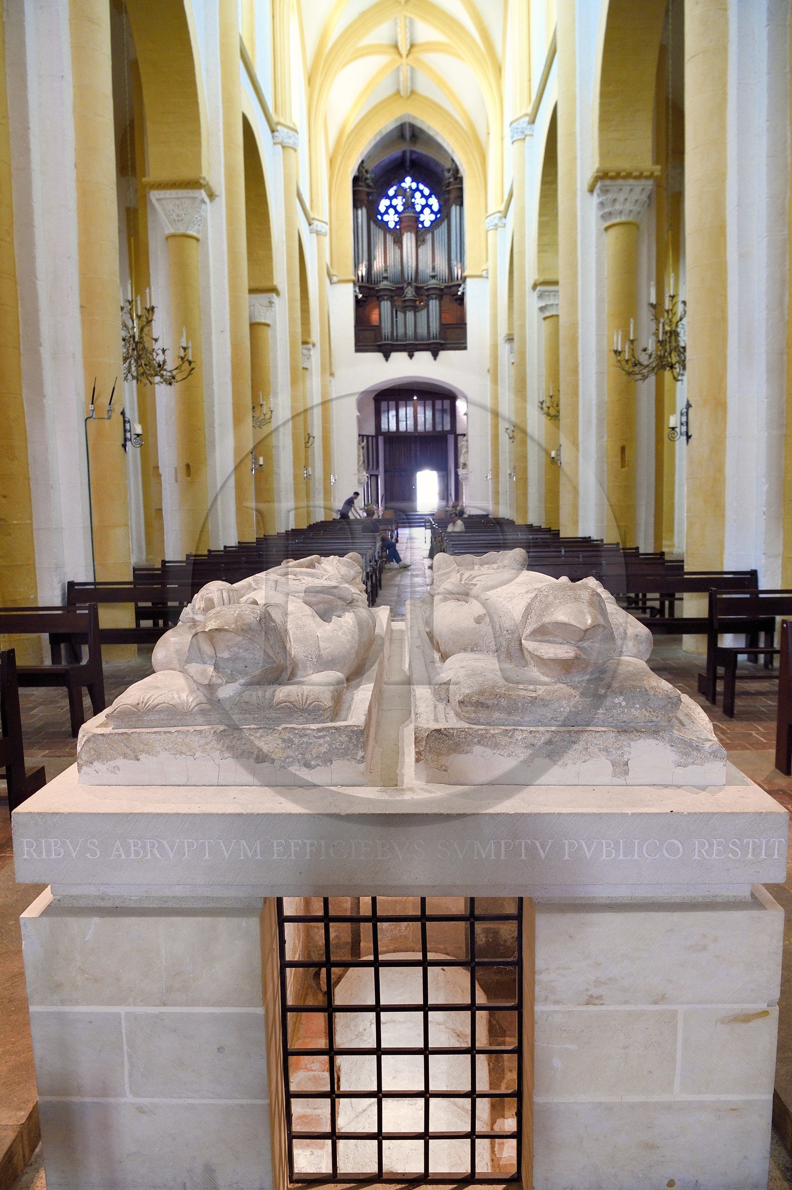 France, Allier (03), ancienne province du Bourbonnais, Souvigny, l'église prieurale clunisienne Saint-Pierre-et-Saint-Paul, nécropole ducale des Ducs de Bourbon, gisants de deux illustres abbés de Cluny devenus Saint Mayeul et Saint Odilon France, Allier (03), ancienne province du Bourbonnais, Souvigny, l'église prieurale clunisienne Saint-Pierre-et-Saint-Paul, nécropole ducale des Ducs de Bourbon, gisants de deux illustres abbés de Cluny devenus Saint Mayeul et Saint Odilon