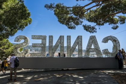 France, Alpes-Maritimes (06), Cannes, la vieille ville dans le quartier Le Suquet, à son sommet Cannes écrit en lettres façon Hollywood