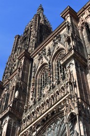 France, Bas-Rhin (67), Strasbourg, vieille ville classée au Patrimoine Mondial de l'UNESCO, la cathédrale Notre-Dame, la facade occidentale, la galerie des apotres surmonté du beffroi et de la flèche