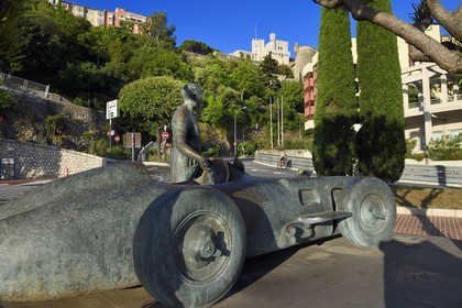 Principauté de Monaco, Monaco, sculpture de Juan Manuel Fangio by Catalan artist Joaquim Ros Sabaté sur le port et le palais princier sur le Rocher