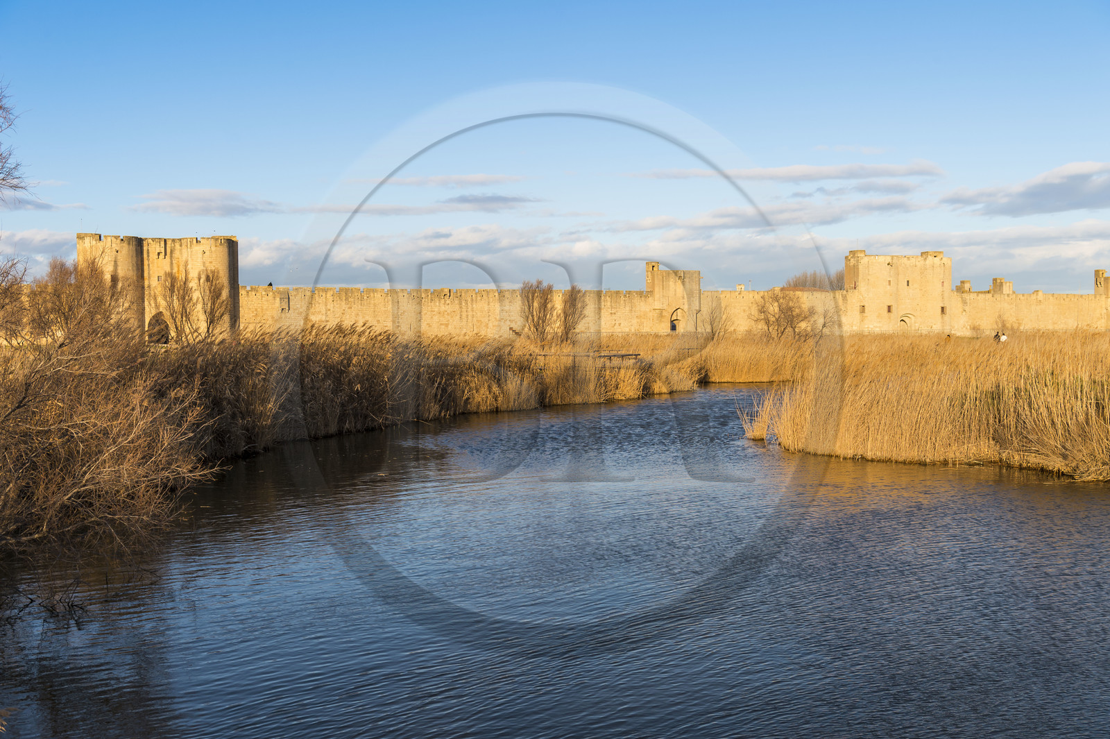 France, Gard (30), Aigues-Mortes, tours des remparts Sud et les marais salants en hiver