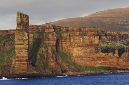 Royaume-Uni, Ecosse, Iles Orcades, Ile de Hoy, l'emblème distinctif Old Man of Hoy est un rocher se détachant en mer haut de 137 m (vue aérienne)