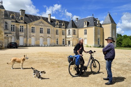 France, Charente-Maritime, Saintonge, Port-d'Envaux, cyclist doing the cycle route La Flow Vélo arriving at Chateau de Panloy, with the manager Sylvain Fougerit