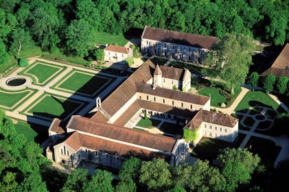 France, Côte-d'Or (21), Marmagne, abbaye cistercienne de Fontenay fondée en 1118, classée Patrimoine Mondial de l'UNESCO (vue aérienne)