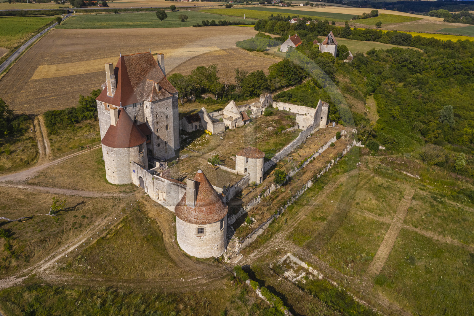 France, Allier (03), ancienne province du Bourbonnais, Besson, chateau de Fourchaud chateau de Fourchaud (XIVe siècle au XVIe siècle) appartenant aujourd'hui aux descendants des Bourbon-Parme (vue aérienne)