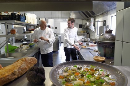 France, Charente (16), Bourg-Charente, restaurant La Ribaudière 1 étoile Michelin, le chef étoilé Thierry Verrat et son fils Julien, carpaccio de lotte fumé au bois de barrique et petits coquillages au premier plan