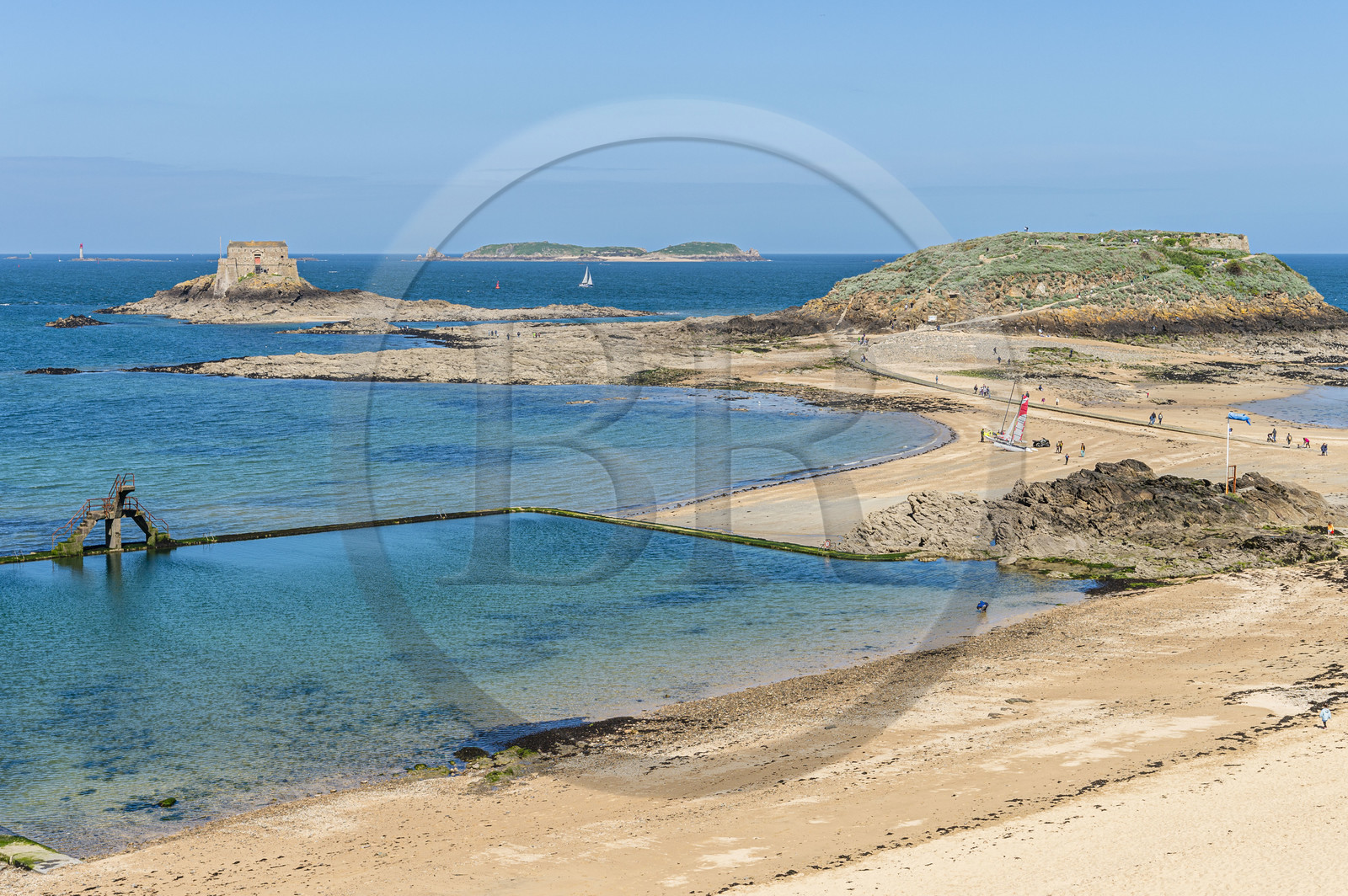 France, Ille-et-Vilaine (35), Côte d'Emeraude, Saint-Malo, Fort conçu par Vauban de l'île rocheuse Petit-Bé à gauche et Grand-Bé à droite, le plongeoir et la piscine d'eau de mer de la plage de Bon Secours au premier plan à marée basse