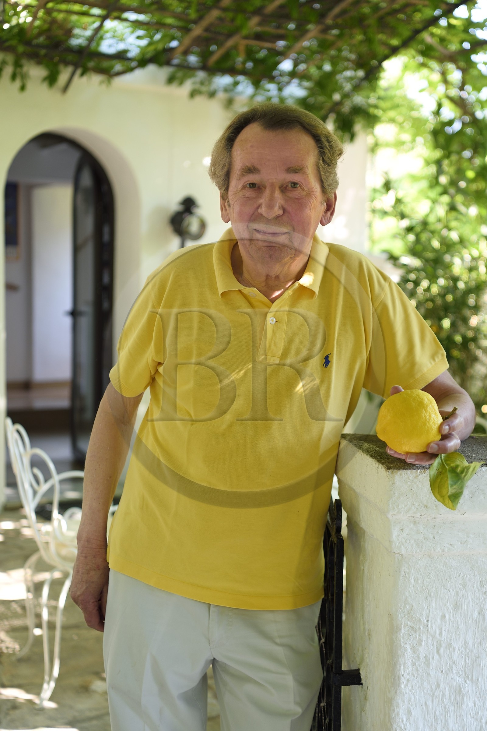 France, Alpes-Maritimes (06), Menton, le domaine de la Citronneraie, son créateur François Mazet, le Citron de Menton n’est pas ciré et ne subit aucun traitement chimique après la récolte
