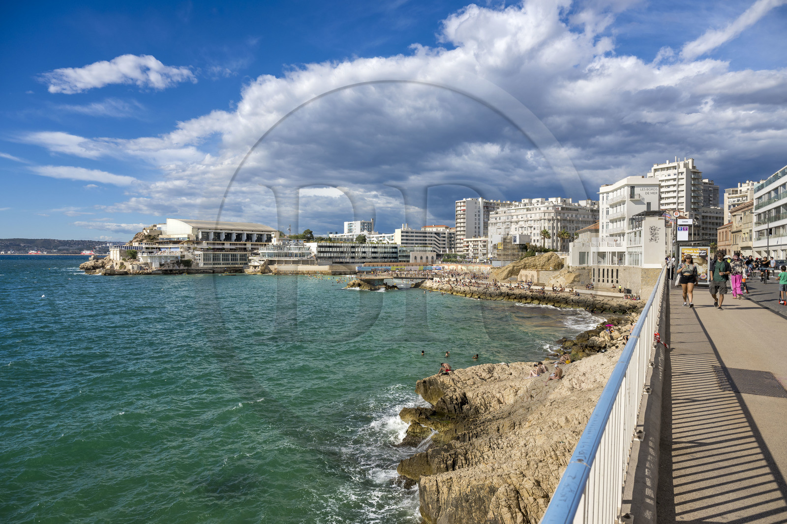 France, Bouches-du-Rhône (13), Marseille, quartier des Catalans, piscine du Cercle des Nageurs de Marseille ou CNM, depuis la Corniche Kennedy