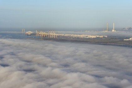 France, Seine-Maritime (76), Le Havre, le port du Havre emerge d'une mer de nuages