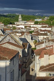 France, Charente-Maritime (17),  Saintonge, Saintes, la rue des jacobins dans la vieille ville et l'Abbaye aux Dames en arrière plan