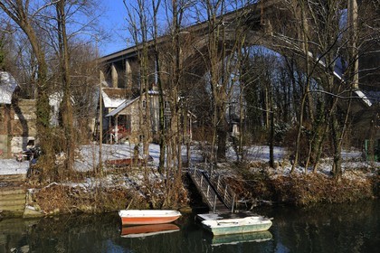 France, Val-de-Marne (94), les bords de Marne, Nogent-sur-Marne, maison sur l'Ile des loups sous le viaduc du pont de Mulhouse