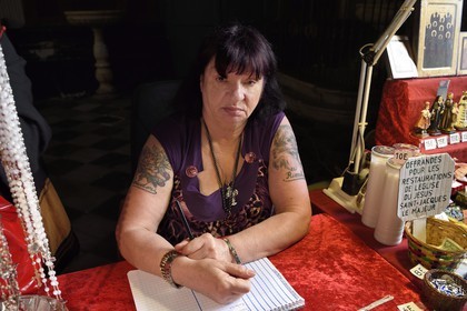 France, Alpes-Maritimes (06), Nice, quartier du Vieux Nice, L'église Saint-Jacques-le-Majeur dite aussi église du Gesù, Catia est une des bénévoles de la paroisse