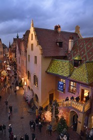 France, Haut-Rhin (68), Colmar, maisons à pignons et maisons à pans de bois dans la Grand Rue avec des décorations de Noël, à droite l'Ancienne Douane (Koifhus)