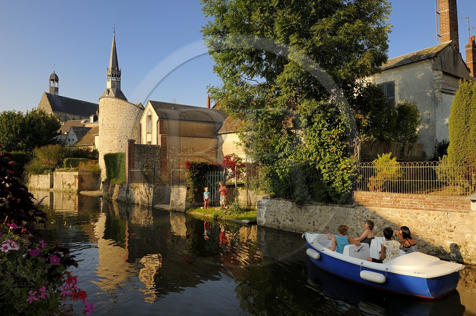 France, Eure-et-Loir (28), Bonneval, le fossé des remparts, enfants à la pêche