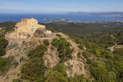 France, Var (83), Six-Fours-les-Plages, randonnée dans le massif du Cap Sicié, la chapelle Notre-Dame-de-Bonne-Garde dite Notre-Dame du Mai, l'Ile des Embiez en arrière plan (vue aérienne)
