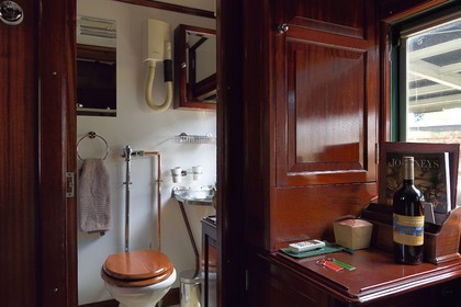 Namibie, région de Khomas, Windhoek, le train Shongololo express, dans la cabine du wagon-lits