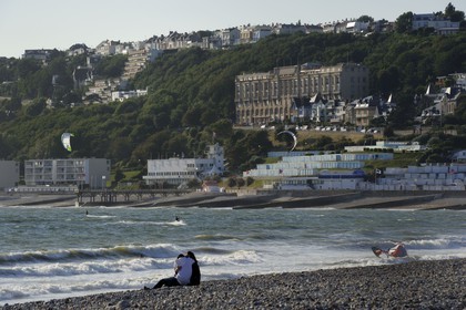 France, Seine-Maritime (76), Sainte-Adresse voisinne du Havre, pendant la Première Guerre mondiale elle fut capitale administrative de la Belgique occupée et le gouvernement belge s'installa donc d'octobre 1914 à novembre 1918 dans l'Immeuble Dufayel (visible à flanc de colline)