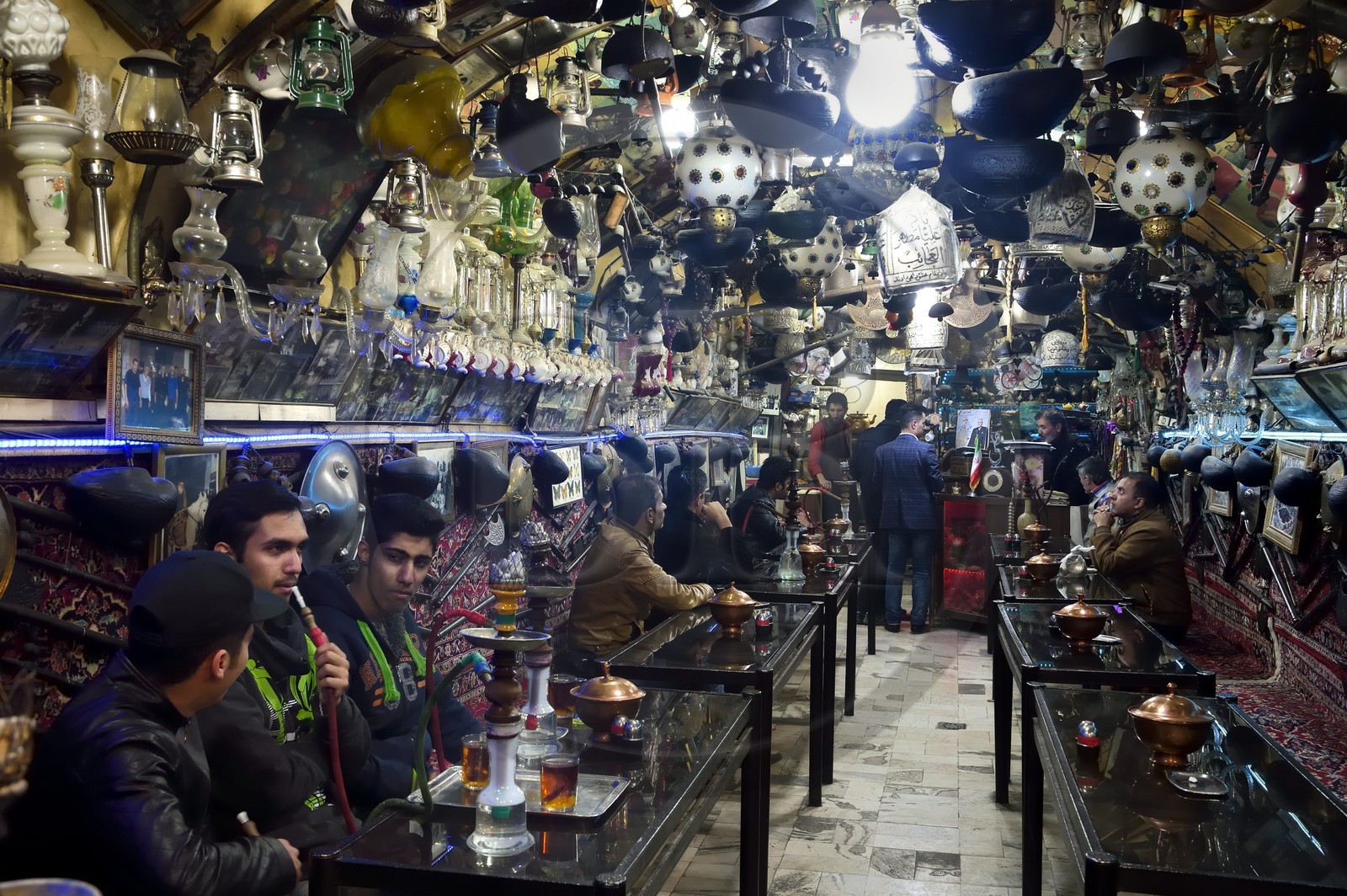 Iran, province d'Ispahan, Ispahan, la maison de thé et restaurant Chai Khaneh Azadegan, hommes fumant la pipe à eau