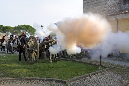 Italy, Liguria, Sarzana, Piazza Matteotti, Napoleon Festival, french soldiers of the Grande Armée firing the cannon on the austrian enemy towards the citadel (fortress Firmafede)