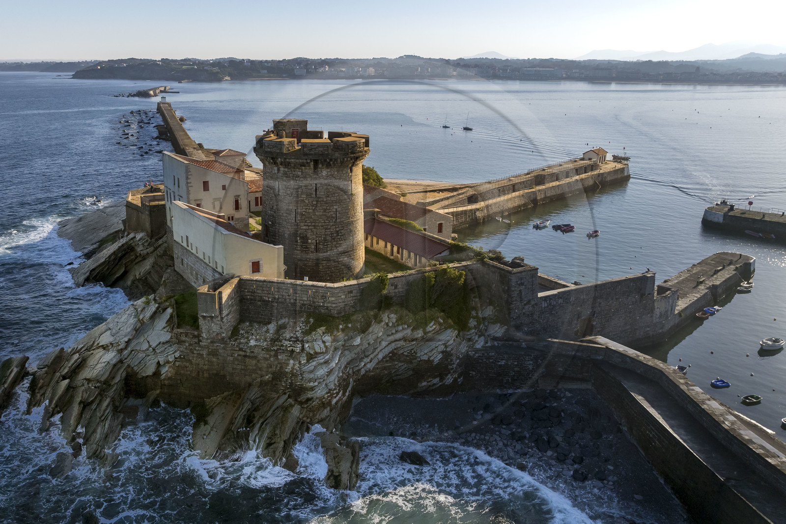France, Pyrénées-Atlantiques (64), la côte du Pays-Basque, Ciboure, le fort de Socoa construit sous Louis XIII remanié par Vauban protégeant la baie de Saint-Jean-de-Luz (vue aérienne)