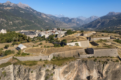 France, Hautes Alpes (05), Mont-Dauphin, citadelle édifiée par Vauban, classée Patrimoine Mondial de l'UNESCO (vue aérienne)