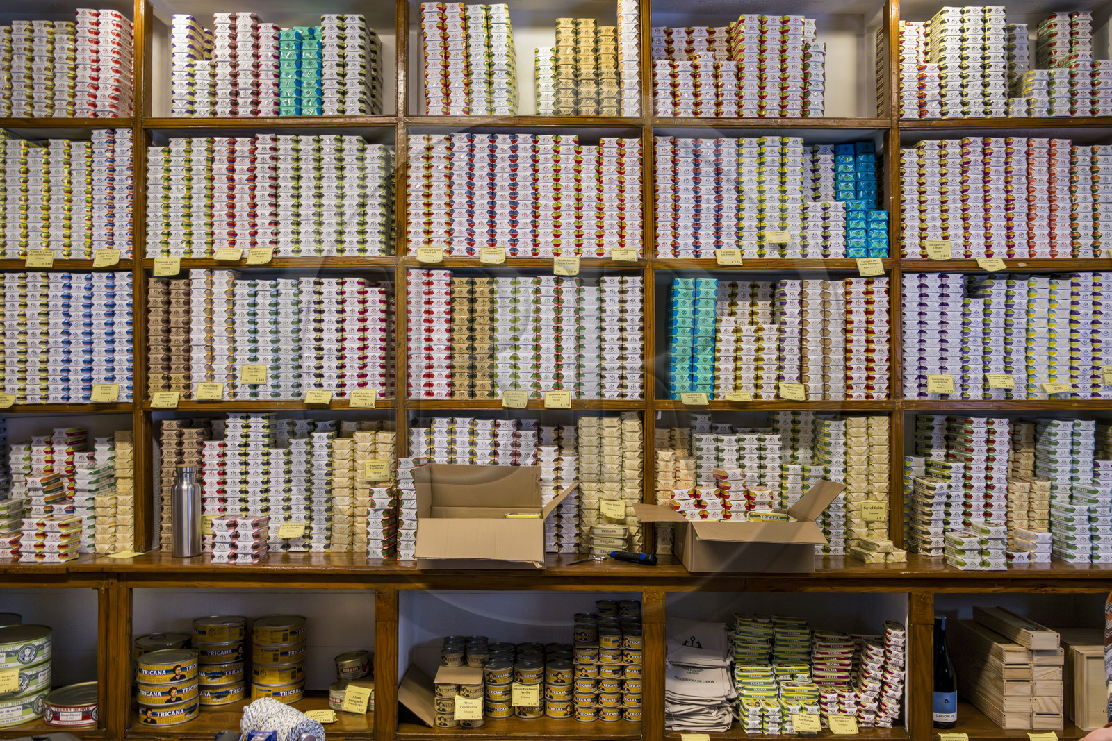 Portugal, Lisbonne, quartier de Baixa pombalin, conserveira de Lisboa (conserverie) specialisée dans le poisson, les boites Tricana