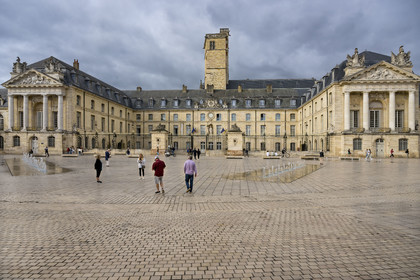 France, Côte-d'Or (21), Dijon, zone classée Patrimoine Mondial de l'UNESCO, palais des Ducs de Bourgogne sur la place de la Libération surmonté par la tour Philippe Le Bon