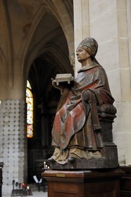 France, Paris (75), église Saint-Germain-l'Auxerrois, statue en bois polychrome de Saint-Germain-l'Auxerrois du 15ème siècle