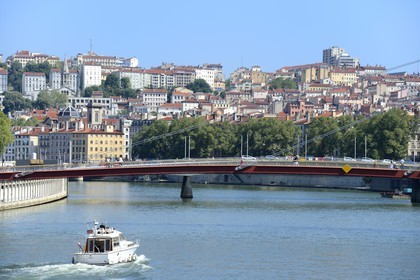 France, Rhône (69), Lyon, site historique classé Patrimoine Mondial de l'UNESCO, les pentes de la colline de la Croix-Rousse et  la passerelle du palais de justice sur la Saône