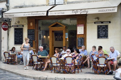 France, Vaucluse (84), Parc Naturel Regional du Luberon, Lourmarin, labellisé Les Plus Beaux Villages de France, terrasse de Café dans la rue principale