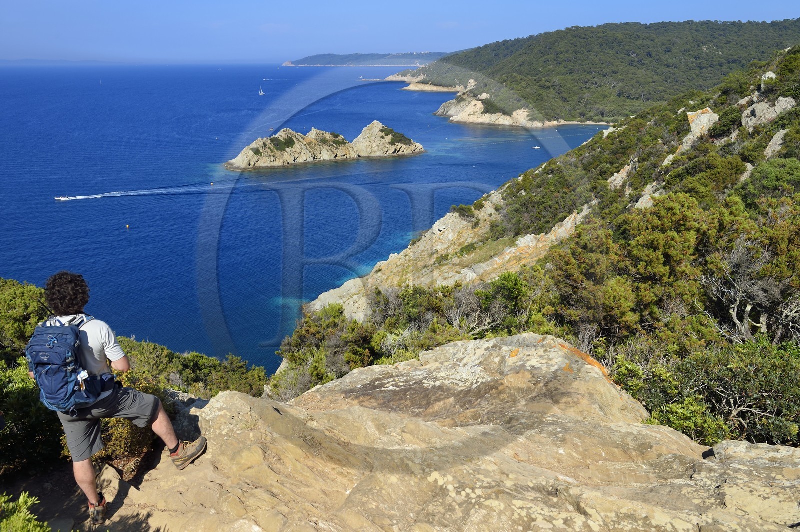 France, Var (83), Iles d'Hyères, Parc national de Port Cros, Ile de Port-Cros, plage de la Palud, Johann Cerisier, garde moniteur du parc national de Port-Cros en tournée de surveillance au rocher du Rascas (en arrière plan)