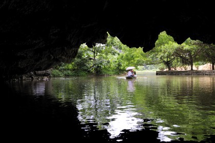 Vietnam, province de Ninh Binh, région surnommée la baie d'Halong terrestre, excursion en barque à Tam Coc entouré de paysages karstiques, passage d'une des trois grottes naturelles crées par la rivière