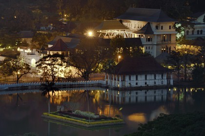 Sri Lanka, province du centre, Kandy, ville sacrée classée patrimoine mondial de l'UNESCO, Temple de la Dent de Bouddha (Sri Dalada Maligawa) en bordure du lac Bogambara
