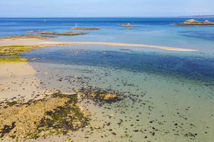 France, Finistère (29), Iles du Ponant, Ile de Batz, plage de Porz verc'h à la Pointe de Penn-Batz au Sud-Est de l'ile (vue aérienne)