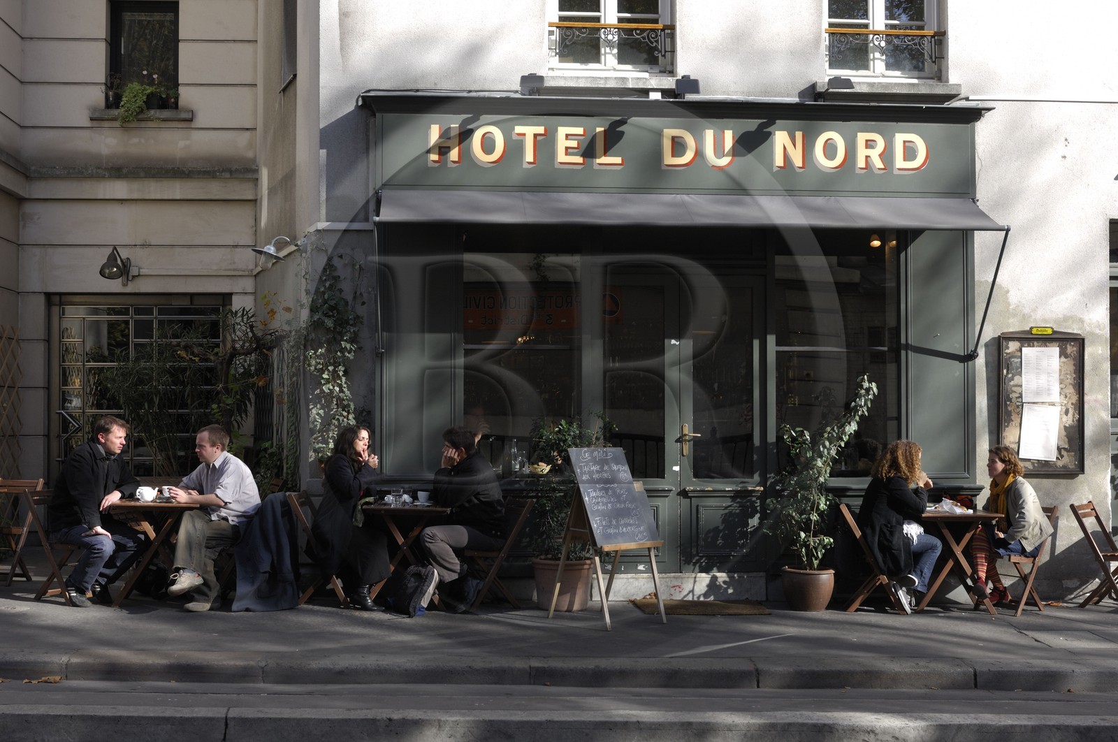 France, Paris (75), canal Saint-Martin, l'Hotel du Nord à l'écluse de la rue de Lancry