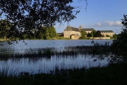 France, Ille-et-Vilaine (35), forêt de Brocéliande, l'abbaye de Paimpont en bordure de l'étang